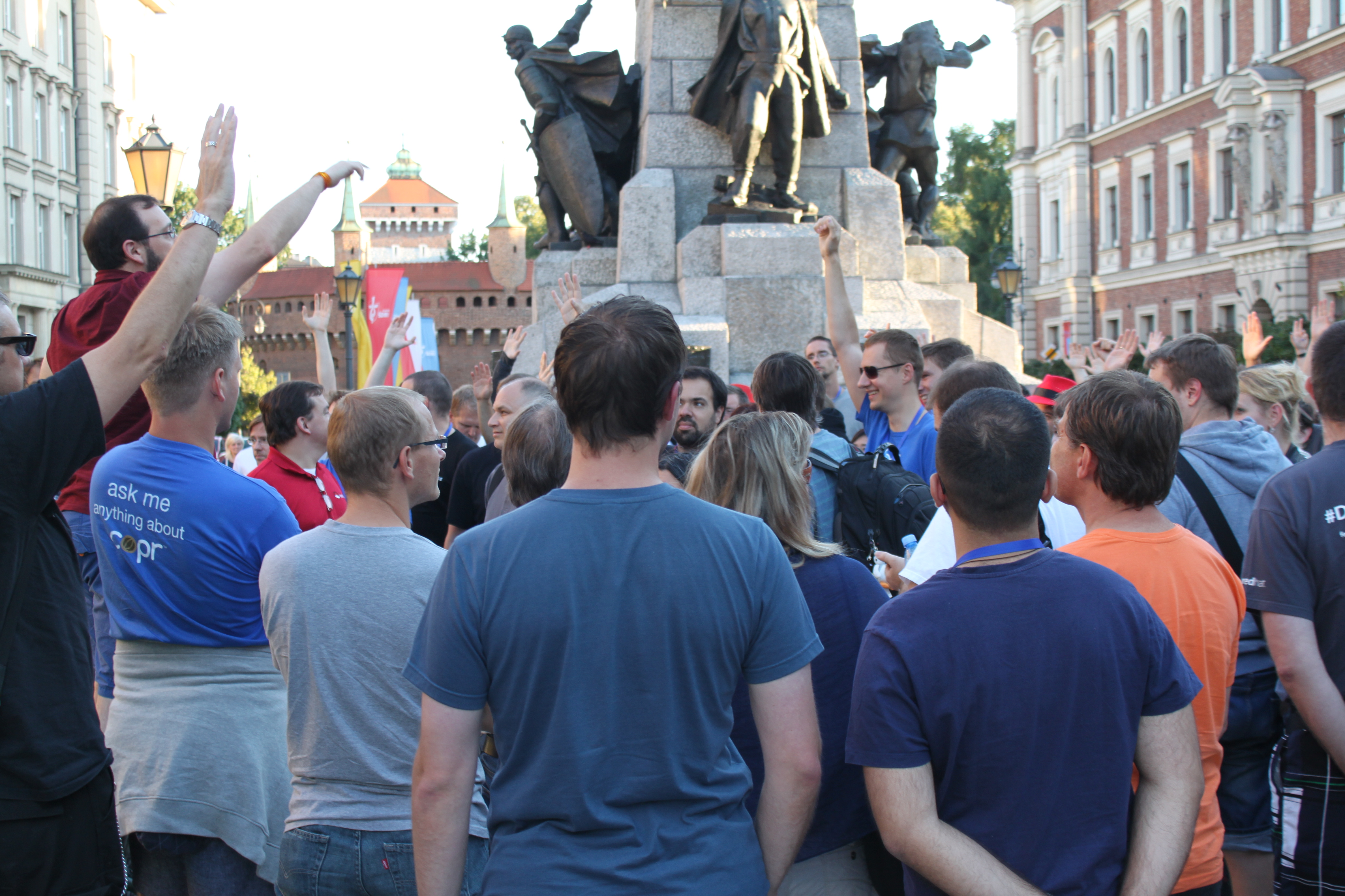 Brian Exelbierd nobly tries to organize Fedora Flock attendees for walking tour